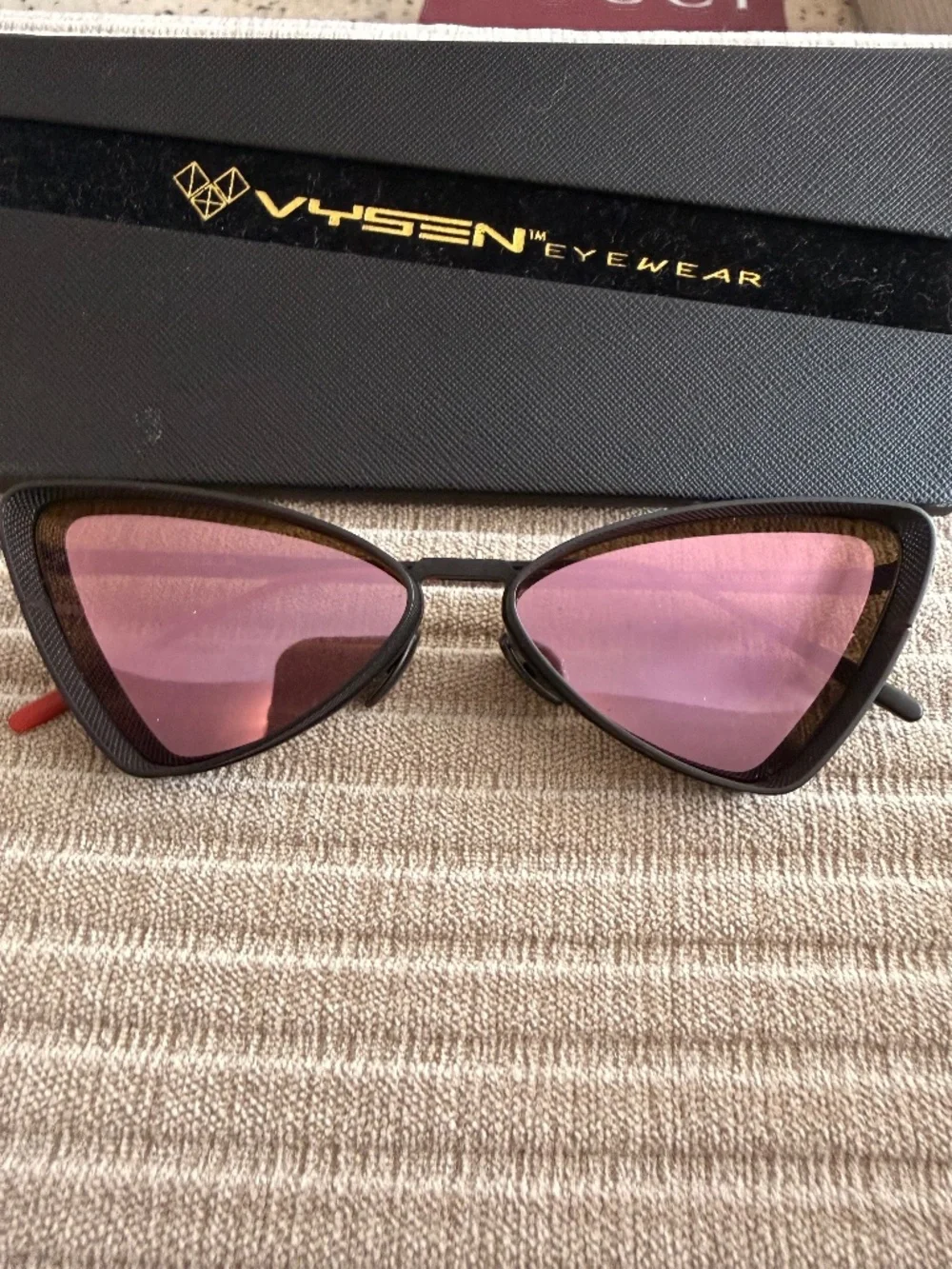 VYSEN Eyewear Black Red Mirrored Angular Cat Eye Sunglasses w/ Original Case